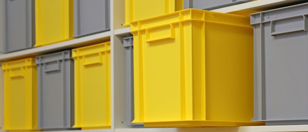 Stapelbehälter in der Pantone Farbe des Jahres 2021