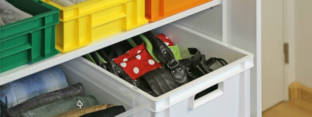 Kledingkast met opbergboxen: de Marie Kondo methode in uitvoering