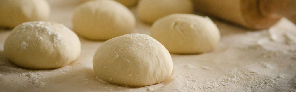 Teig in Teigbehältern ruhen und gehen lassen